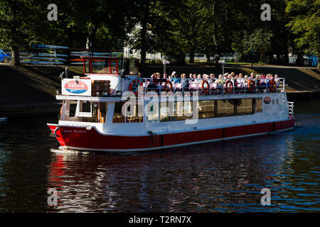 York, North Yorkshire. Une croisière sur la rivière Ouse à New York. Les passagers sur le bateau en profitant de la vue de New York. Banque D'Images