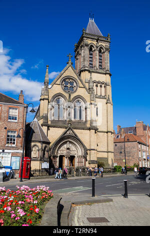 York, North Yorkshire. St Wilfrid's Église catholique avec des fleurs au premier plan. Banque D'Images