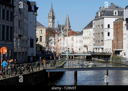 Les vélos garés jusqu'au bord de la rivière Lys Gand Belgique Banque D'Images