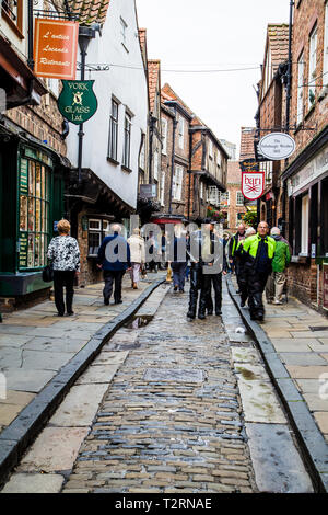 York, North Yorkshire. La pagaille dans une rue étroite avec les gens de New York dans la rue avec le flou. Banque D'Images