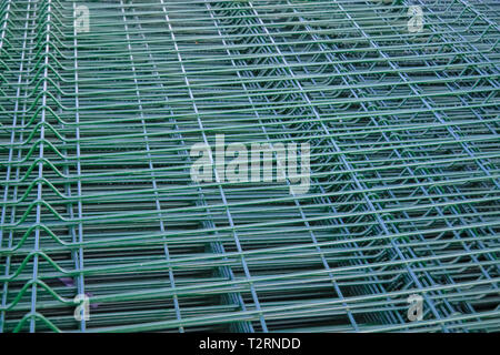 Paquet de panneaux en acier galvanisé pour la clôture avec un revêtement en poudre de couleur verte close-up Banque D'Images