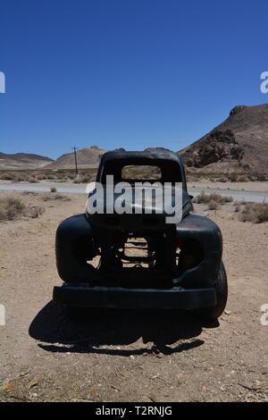 Ville fantôme rhyolite dans le Nevada - voiture classique abandonnée dans le désert Banque D'Images