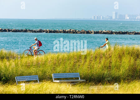 Miami Beach Florida,South Pointe Park,point,Atlantic Ocean Water Gouvernement Cut,jetée,brise-lames,espace public urbain,littoral,dunes,herbe,végétation,ad Banque D'Images