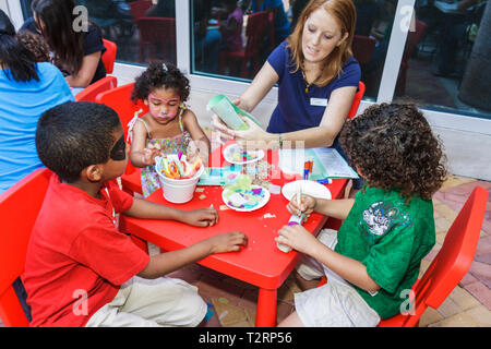 Miami Florida,Adrienne Arsht Performing Arts Centre,centre,famille familles parents parents enfants enfants,Fest,hispanique latin Latino ethniquement immigrant i Banque D'Images