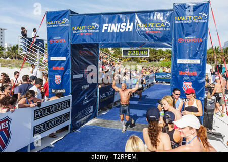 Miami Beach Florida,Nautica South Beach Triathlon,Océan Atlantique,eau,rivage,sport,fitness,segment,athlète,compétiteurs,coureur,endurance,course,finale Banque D'Images