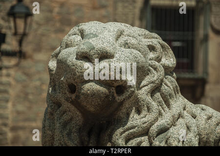 Close-up of sculpture élégante d'un museau de lion sculpté sur pierre à Avila. Avec un imposant mur autour de la ville gothique en Espagne. Banque D'Images