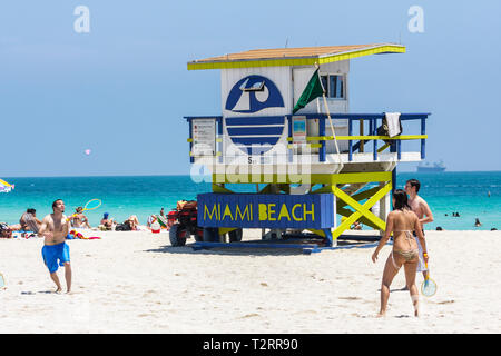 Miami Beach Florida, Atlantic Ocean Water Lifeguard stand, tour, public, sécurité, sable, littoral, adultes homme hommes hommes, femme femme femme femme femme, jouer, b Banque D'Images