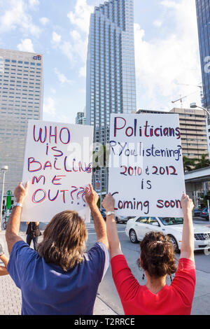 Miami Florida,Biscayne Boulevard,TEA tax Party,protestation,anti,gouvernement,Parti républicain,droite,affiche,manifestant,liberté d'expression,opinion,dissidence,femme fémorale Banque D'Images