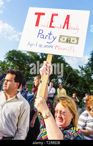 Miami Florida,Biscayne Boulevard,TEA tax Party,protestation,anti,gouvernement,Parti républicain,droite,signe,manifestant,liberté d'expression,opinion,dissidence,femme femme Banque D'Images