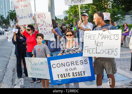 Miami Florida,Biscayne Boulevard,TEA tax Party,protestation,anti,gouvernement,Parti républicain,droite,signe,manifestant,liberté d'expression,opinion,dissidence,femme femme Banque D'Images