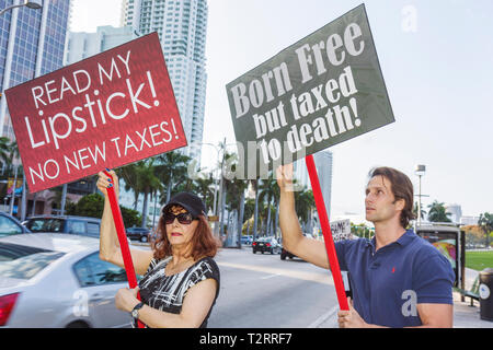 Miami Florida,Biscayne Boulevard,TEA tax Party,protestation,anti,gouvernement,Parti républicain,droite,signe,manifestant,liberté d'expression,opinion,dissidence,femme femme Banque D'Images