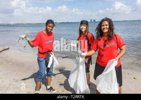 Miami Florida,Julia Tuttle Causeway,I,Interstate,Baynanza,Biscayne Bay Cleanup Day,nettoyer les bénévoles bénévoles bénévoles bénévoles travaillant bénévolement, travailler Banque D'Images