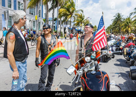 Miami Beach Florida,Lummus Park,gay Pride Parade,festival,expo,LGBT,homosexuel,homme homme hommes,participant,moto,vélo,vélo motards vélos, Banque D'Images