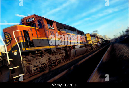 Locomotive diesel tirant une longue série de wagons de marchandises Banque D'Images