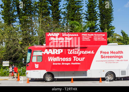 Miami Beach Florida,AIDS Walk Miami,Care Resource,HIV,Epidemic,Community Resource,Benefit,charité,collecteur de fonds,sponsor,AARP,Walgreens,écran de santé gratuit Banque D'Images