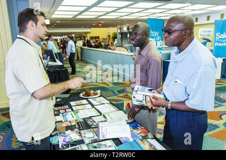 Miami Beach Florida,Miami Dade,Centre des congrès de Miami Beach,centre,action communautaire pour rétablir la stabilité économique,Noir,hispanique ethnique homme hommes, Banque D'Images