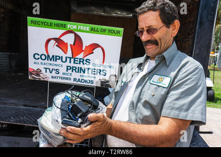 Miami Florida,Bayfront Park,Miami Dade,Miami Goin' Green,célébration du jour de la Terre,écologique,recyclage vert,technologie,station de recyclage,hispanique homme hommes Banque D'Images