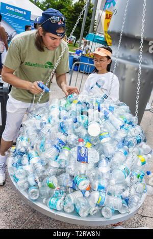 Miami Florida,Bayfront Park,Miami Dade,Miami Goin' Green,écologique,exposant vert,Earth Day Community Fair,Asian man men male,girl girl girl,pudster Banque D'Images