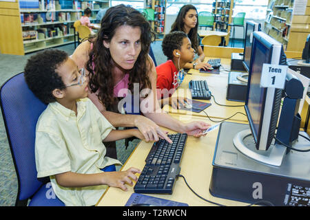 Florida Hollywood,Hollywood Branch Library,Children's BookFest,Black Blacks African African Ethnic minoritaire,adulte adultes femme femme femme femme,garçon Banque D'Images