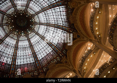 Beau Plafond des Galeries Lafayette-Paris Banque D'Images