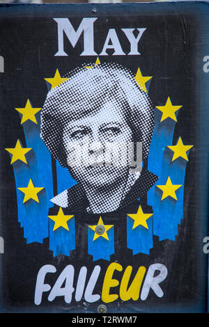 Motifs Politiques représentation du premier ministre par l'arrêt Brexit en face du Parlement de Londres, des militants, qui dit que mai est un faileur. Banque D'Images