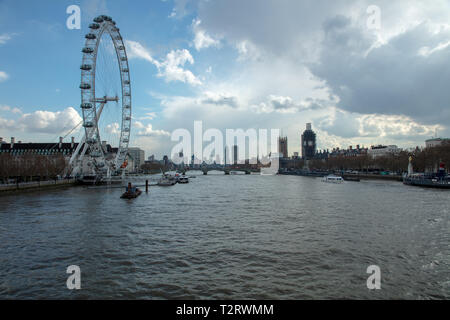 London Eye On The South Bank le long de la Tamise et d'autres bâtiments le long de la rivière à l'intérieur des terres, vers l'ouest. Banque D'Images