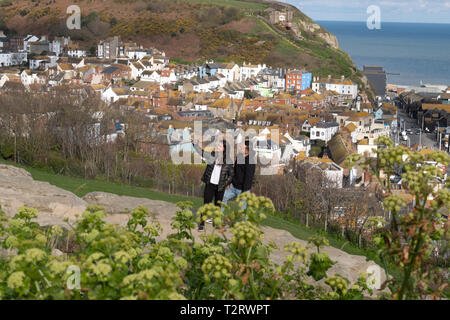 Un couple prendre une à l'Ouest selfies Hill dans Hastings, surplombant la vieille ville, East Sussex, UK Banque D'Images