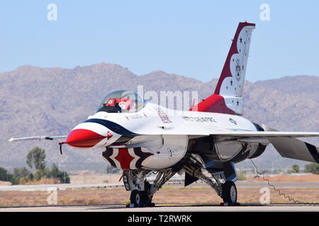 L'Air Force Thunderbirds et le souvenir des bombardements de Pearl Harbor prendre place à un meeting aérien en Arizona Banque D'Images