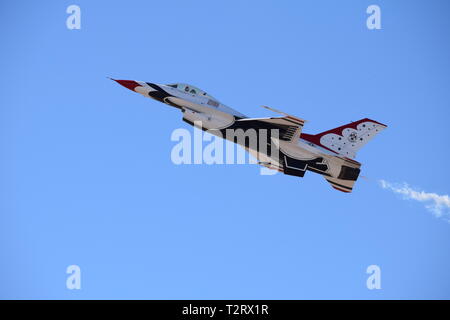 Le premier ministre de la United States Air Force Thunderbirds de l'équipe de démonstration mis sur un spectacle époustouflant Banque D'Images