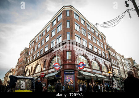 Une vue générale à l'extérieur de la station de métro Covent Garden, photographié en décembre 2018. Banque D'Images