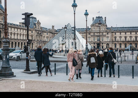 Paris, France - 27 janvier 2018 : Les personnes qui traversent la route en face sur le Louvre, le plus grand musée d'art et monument historique à Paris, Fr Banque D'Images