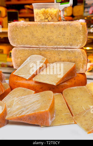 Morceaux de fromage avec les condiments sont sur la table pour la vente. Sélection de fromages néerlandais pour la vente au marché, aux Pays-Bas, en Europe. Banque D'Images