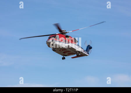 Un hélicoptère Sikorsky S-92 CHC utilisés pour le transport des travailleurs de l'huile de et vers le forage en mer du Nord, photographié à l'aéroport d'Aberdeen, Écosse, Royaume-Uni. Banque D'Images