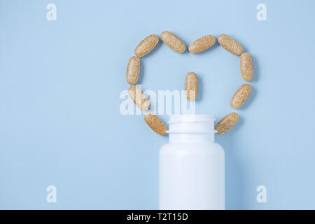Forme de coeur créé à partir de pilules à base de plantes. La médecine homéopathique amour Concept Banque D'Images