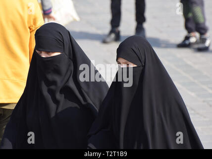 Deux femmes musulmanes portant le niqab et burqa complète Banque D'Images