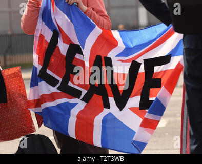 Un drapeau de l'Union britannique avec le mot 'Quitter' comme il est porté par des manifestants pro Brexit au Parlement Square London UK Banque D'Images