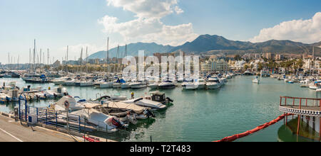 Le port de Benalmádena, luxe Puerto Marina, Costa del Sol, Malaga province. L'Andalousie, Sud de l'Espagne, l'Europe. Banque D'Images