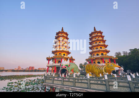 Kaohsiung, Taiwan - le 3 décembre 2018 : Les gens viennent au mérite au Cih Ji et Dragon Tiger pagodes sur Lotus Pond, à l'heure du coucher du soleil à Zuoying, district de Kaohsi Banque D'Images