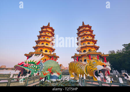 Kaohsiung, Taiwan - le 3 décembre 2018 : Les gens viennent au mérite au Cih Ji et Dragon Tiger pagodes sur Lotus Pond, à l'heure du coucher du soleil à Zuoying, district de Kaohsi Banque D'Images