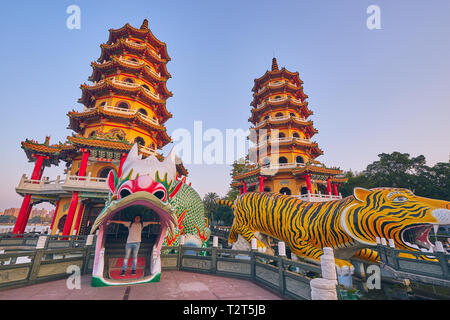 Kaohsiung, Taiwan - le 3 décembre 2018 : Les gens viennent au mérite au Cih Ji et Dragon Tiger pagodes sur Lotus Pond, à l'heure du coucher du soleil à Zuoying, district de Kaohsi Banque D'Images