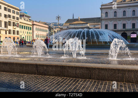 Gênes, Italie - 14 octobre 2018 : Fontaine sur la Piazza de Ferrari est la place principale Banque D'Images