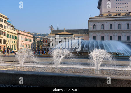 Gênes, Italie - 14 octobre 2018 : Fontaine sur la Piazza de Ferrari est la place principale Banque D'Images