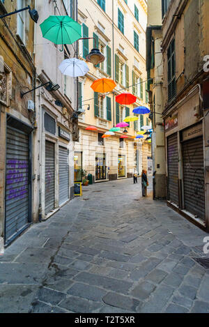 Gênes, Italie - 14 octobre 2018 : open de parasols multicolores sur ruelle dans la vieille ville Banque D'Images