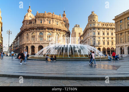 Gênes, Italie - 14 octobre 2018 : Fontaine sur la Piazza de Ferrari est la place principale Banque D'Images