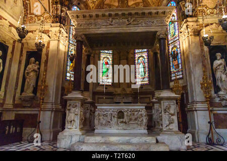 Gênes, Italie - 15 octobre 2018 : l'intérieur de la cathédrale de Saint Laurent, Duomo di Genova Banque D'Images