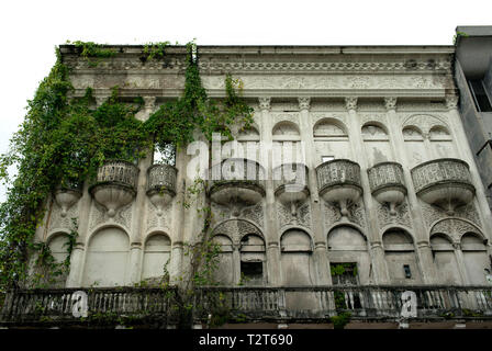 L'extérieur de l'immeuble abandonné couvert de verdure. Situé sur la rue commerçante principale (Avenida Central) de la ville de Panama, Panama. Oct 2018 Banque D'Images