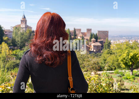 Woman Looking at Granada Banque D'Images