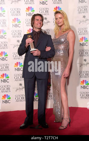 LOS ANGELES, CA. 23 janvier 2000 : l'acteur Tom Cruise avec l'actrice charlize theron au Golden Globe Awards où il a remporté le prix pour meilleur acteur dans un film pour 'Magnolia.' © Paul Smith / Featureflash Banque D'Images