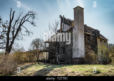 Maison abandonnée lah Baciu - Forêt hantée, la Roumanie , un endroit où vous découvrirez de nombreuses histoires étranges et des événements Banque D'Images