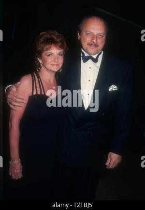 Los Angeles, CA - le 13 mars : l'acteur Dennis Franz et épouse Zeck Joanie assister à la 46th Annual Writers Guild of America Awards le 13 mars 1994 au Beverly Hilton Hotel à Beverly Hills, Californie. Photo de Barry King/Alamy Stock Photo Banque D'Images